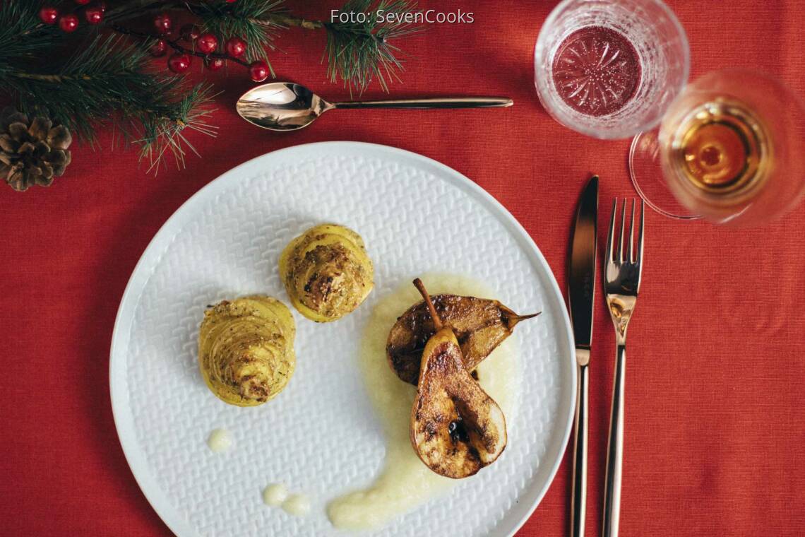 Veganes Rezept: Geschmorte Birnen auf weißem Schokopüree mit Kartoffelgratin-Türmchen_1 Weihnachtsmenü