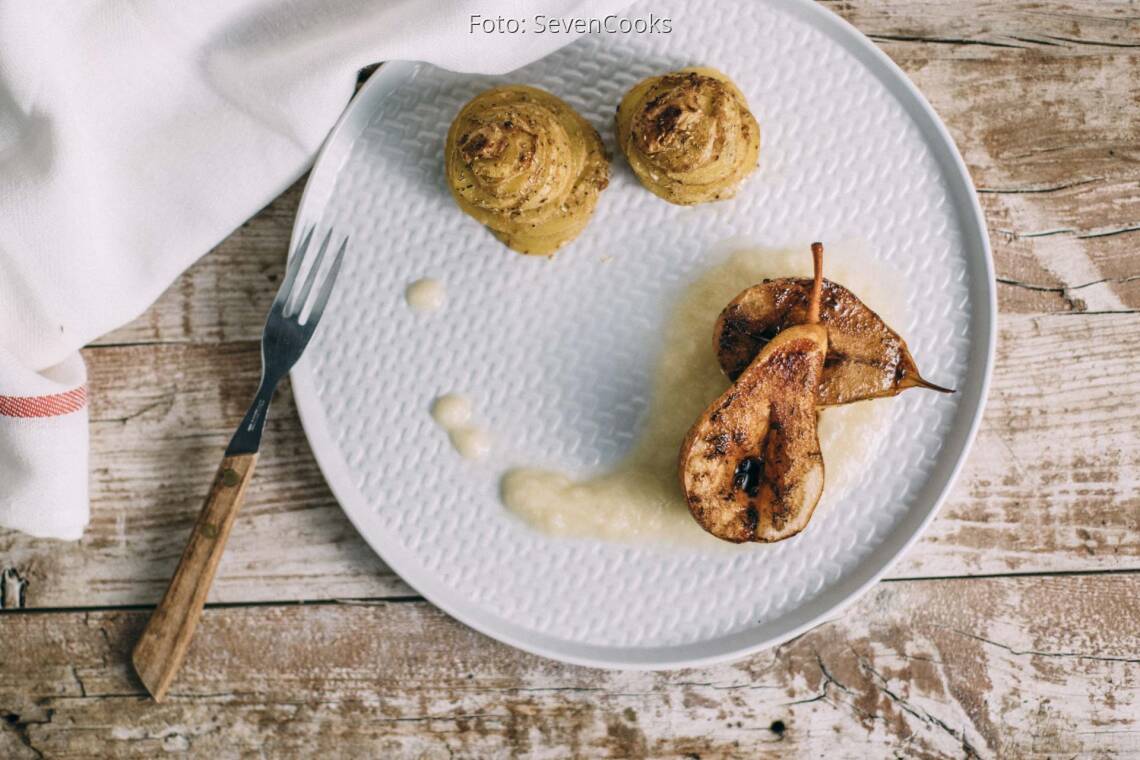 Veganes Rezept: Geschmorte Birnen auf weißem Schokopüree mit Kartoffelgratin-Türmchen