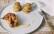 Veganes Rezept: Geschmorte Birnen auf weißem Schokopüree mit Kartoffelgratin-Türmchen