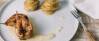 Veganes Rezept: Geschmorte Birnen auf weißem Schokopüree mit Kartoffelgratin-Türmchen