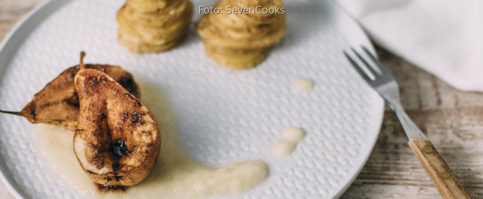 Veganes Rezept: Geschmorte Birnen auf weißem Schokopüree mit Kartoffelgratin-Türmchen