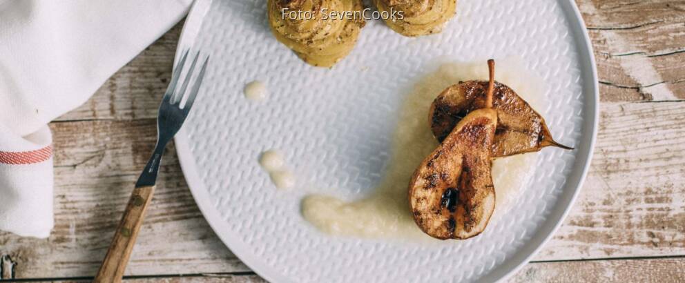Veganes Rezept: Geschmorte Birnen auf weißem Schokopüree mit Kartoffelgratin-Türmchen