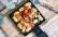 Veganes Rezept: Gnocchi-Tomaten-Förmchen mit Haselnuss-Parmesan.