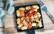 Veganes Rezept: Gnocchi-Tomaten-Förmchen mit Haselnuss-Parmesan.
