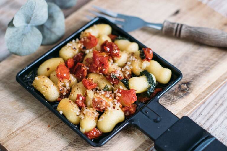 Veganes Rezept: Gnocchi-Tomaten-Förmchen mit Haselnuss-Parmesan.