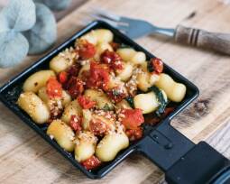Veganes Rezept: Gnocchi-Tomaten-Förmchen mit Haselnuss-Parmesan.