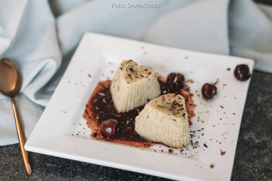 Veganes Rezept: Grießbrei-Dessert mit Kirschkompott