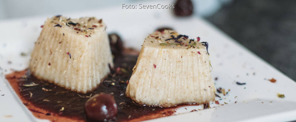 Veganes Rezept: Grießbrei-Dessert mit Kirschkompott