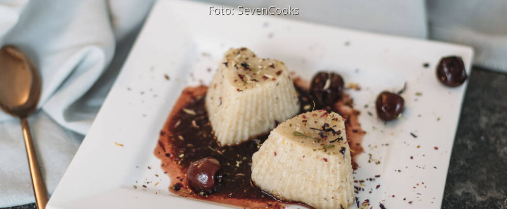 Veganes Rezept: Grießbrei-Dessert mit Kirschkompott