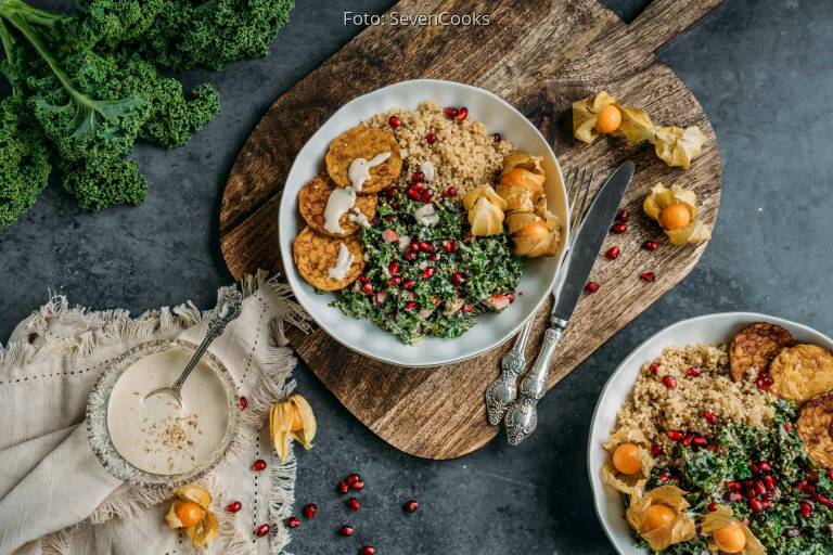 Superfood Bowl mit Grünkohl und Tempeh von SevenCooks