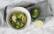 Veganes Rezept: Guacamole mit aufgeschnittener Limette in Schüssel angerichtet