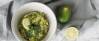 Veganes Rezept: Guacamole mit aufgeschnittener Limette in Schüssel angerichtet