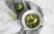 Veganes Rezept: Guacamole mit aufgeschnittener Limette in Schüssel angerichtet