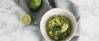 Veganes Rezept: Guacamole mit aufgeschnittener Limette in Schüssel angerichtet