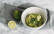Veganes Rezept: Guacamole mit aufgeschnittener Limette in Schüssel angerichtet