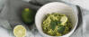 Veganes Rezept: Guacamole mit aufgeschnittener Limette in Schüssel angerichtet
