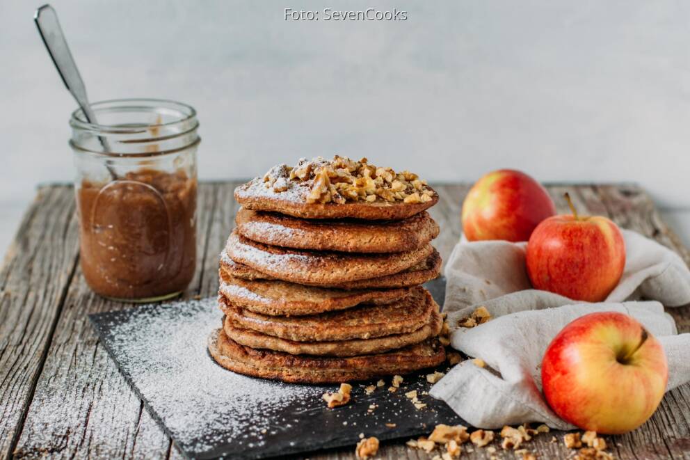Haferflocken Pancakes mit Apfelmus und Walnüssen von SevenCooks