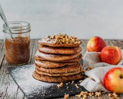 Veganes Rezept: Haferflocken Pancakes mit Apfelmus und gehackten Walnüssen 1