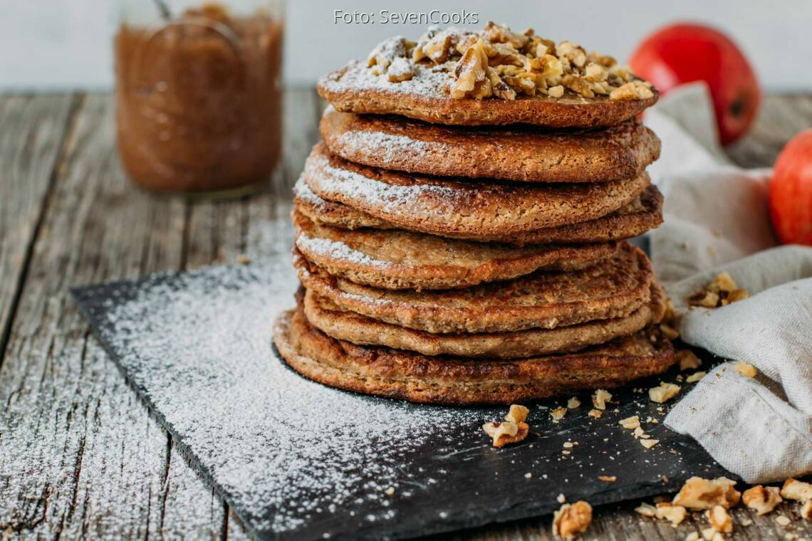 Veganes Rezept: Haferflocken Pancakes mit Apfelmus und gehackten Walnüssen 2