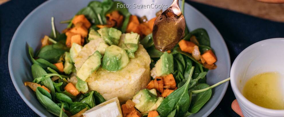 Veganes Rezept: Hirse-Bowl mit Spinat und Süßkartoffel