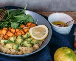 Veganes Rezept: Hirse-Bowl mit Spinat und Süßkartoffel