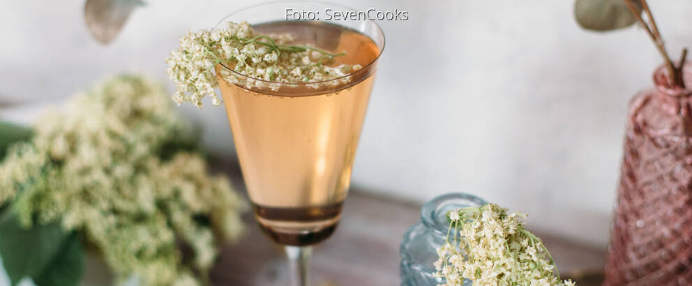 Veganes Rezept: Holunderblüten-Rhabarber-Spritz_1