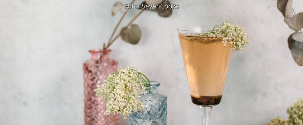 Veganes Rezept: Holunderblüten-Rhabarber-Spritz_2