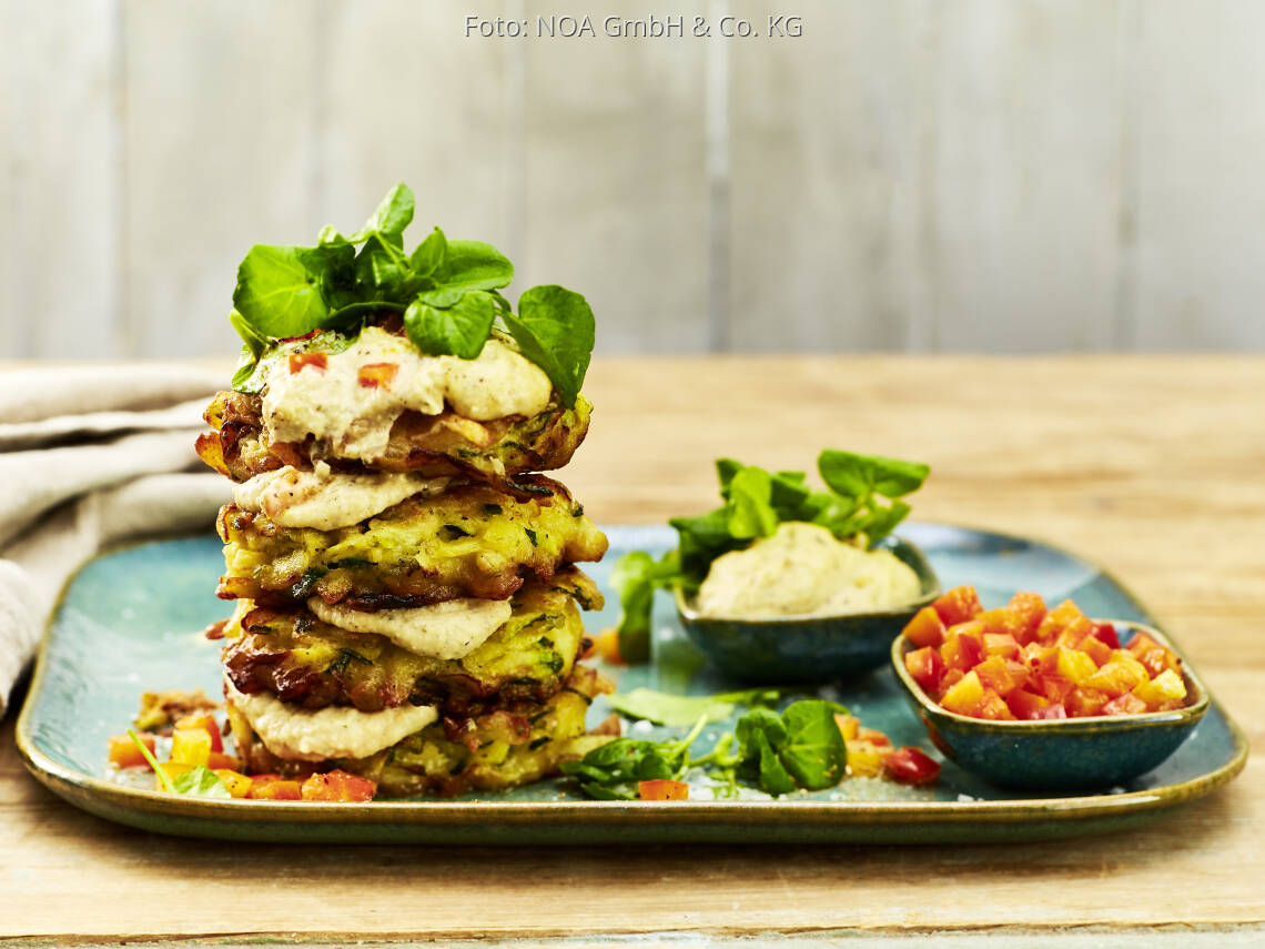 Veganes Rezept: Hummus-Zucchini-Puffer mit Paprikasalsa von NOA