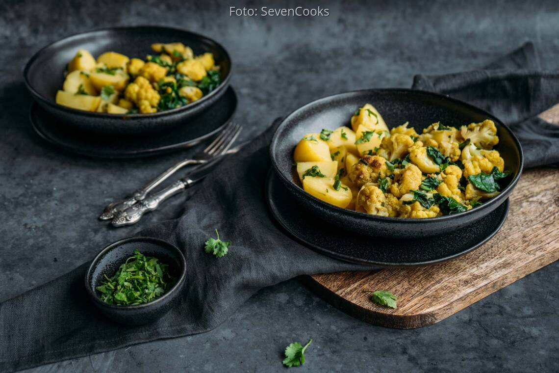 Veganes Rezept: Indischer Blumenkohl-Spinat mit Pellkartoffeln 2