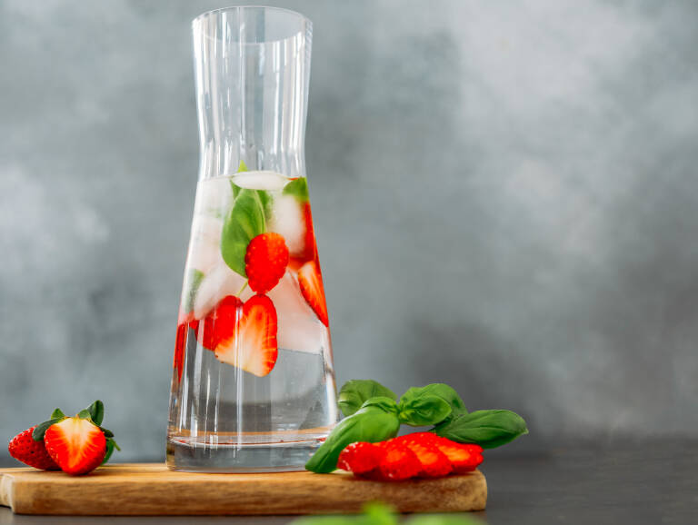Veganes Rezept: Infused Water Erdbeere-Basilikum 1