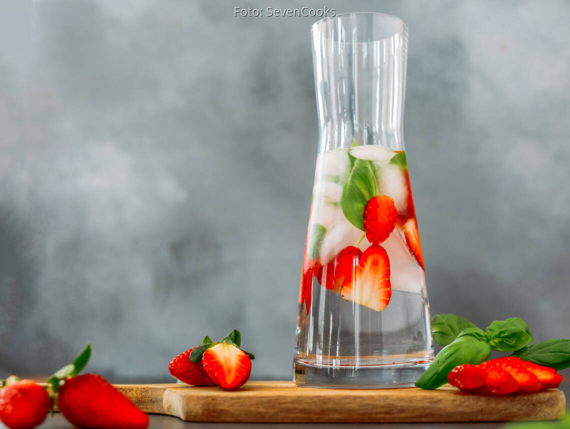 Veganes Rezept: Infused Water Erdbeere-Basilikum 2