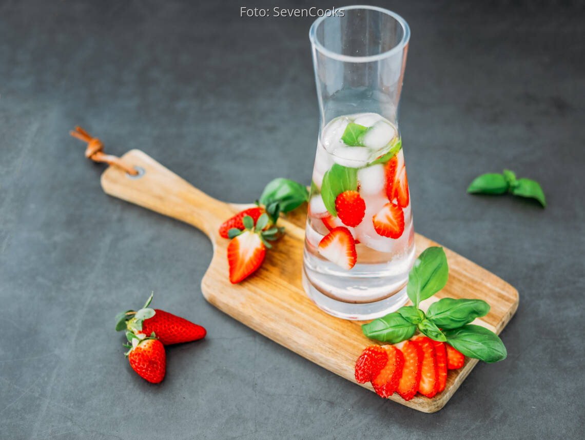 Veganes Rezept: Infused Water Erdbeere-Basilikum 3