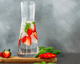 Veganes Rezept: Infused Water Erdbeere-Basilikum 1
