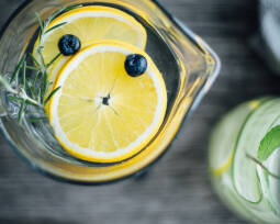 Veganes Rezept: Infused Water: Rosmarin-Zitrone-Heidelbeere