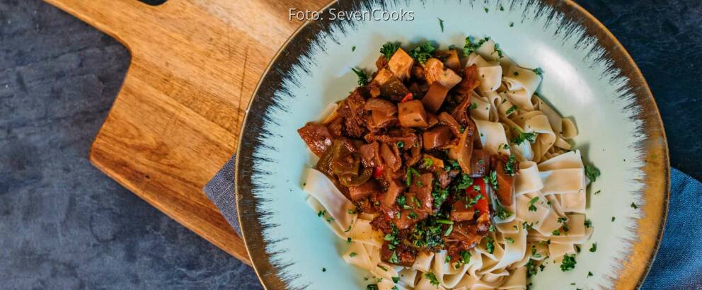 Veganes Rezept; Jackfruit-Gulasch an Bandnudeln 3