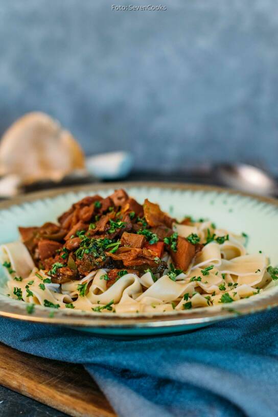 Jackfruit-Gulasch mit Bandnudeln von SevenCooks