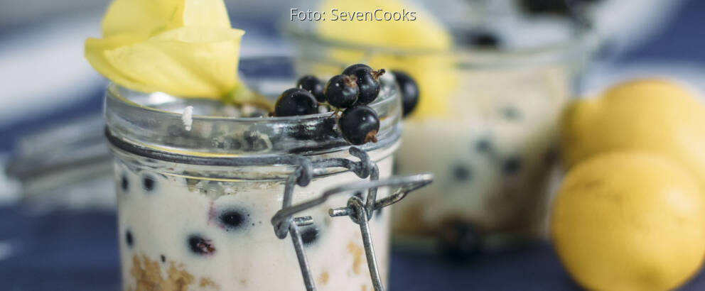 Veganes Rezept: Johannisbeer-Schichtdessert mit weißer Schokolade