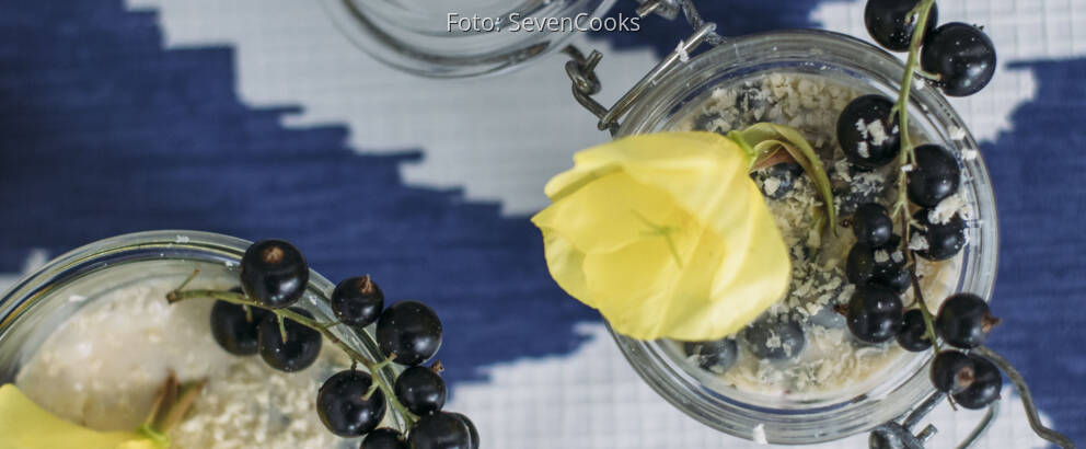 Veganes Rezept: Johannisbeer-Schichtdessert mit weißer Schokolade