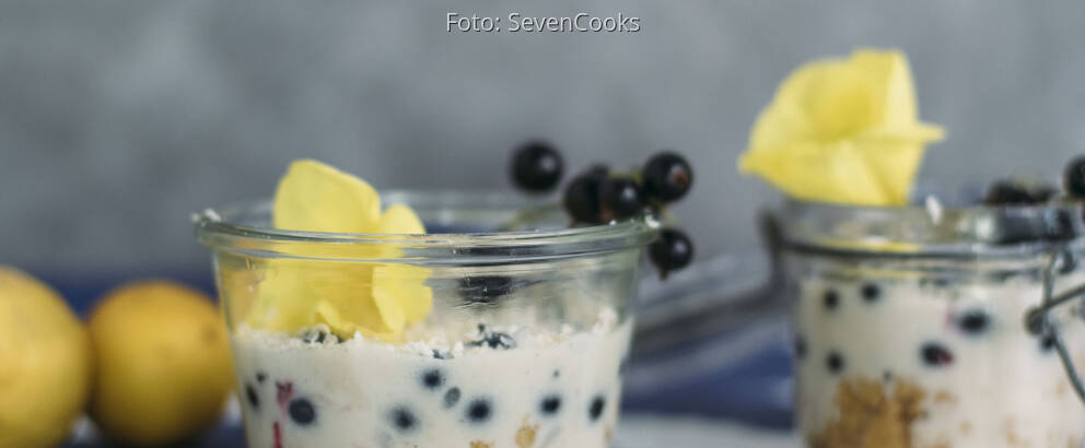 Veganes Rezept: Johannisbeer-Schichtdessert mit weißer Schokolade