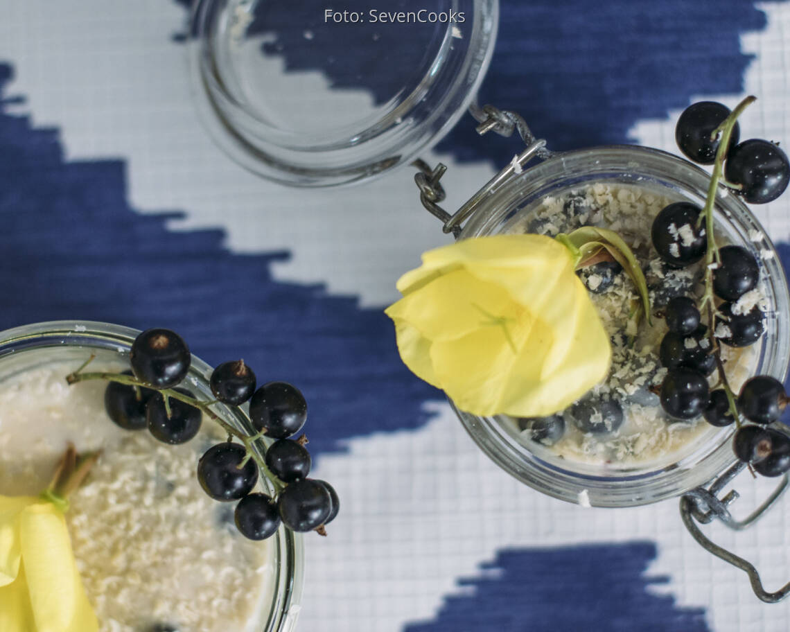 Veganes Rezept: Johannisbeer-Schichtdessert mit weißer Schokolade
