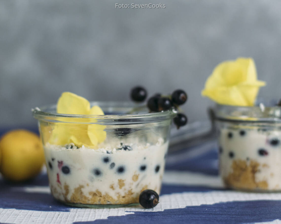 Veganes Rezept: Johannisbeer-Schichtdessert mit weißer Schokolade
