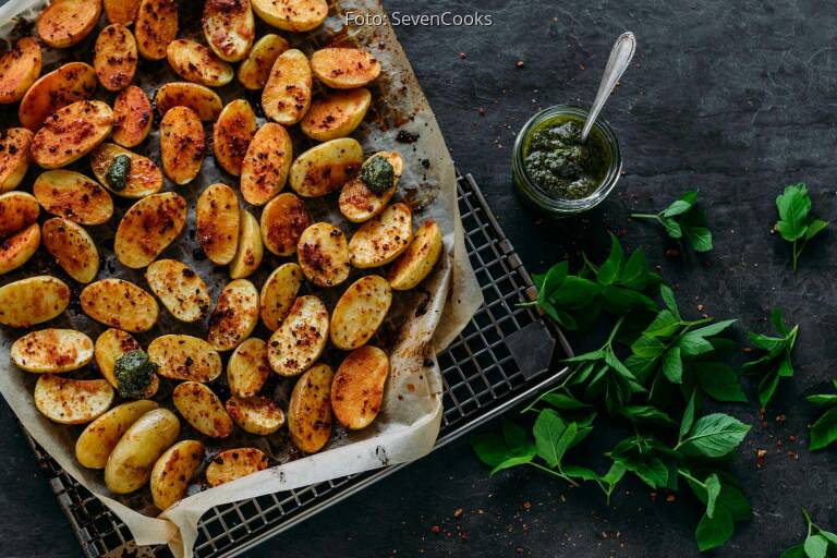 Junge Kartoffeln mit Giersch-Basilikum-Pesto von SevenCooks