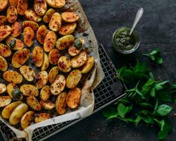 Veganes Rezept: Junge Kartoffeln mit Giersch Basilikum Pesto 1