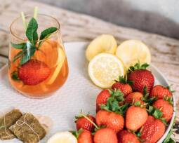 Veganes Rezept: Kamillen-Eistee mit Erdbeeren und Zitronengras
_1