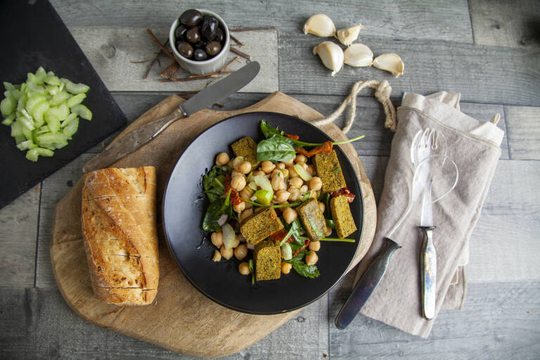 Veganes Rezept: Kichererbsen-Salat mit mediterranem Kichererbsentofu