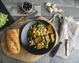 Veganes Rezept: Kichererbsen-Salat mit mediterranem Kichererbsentofu