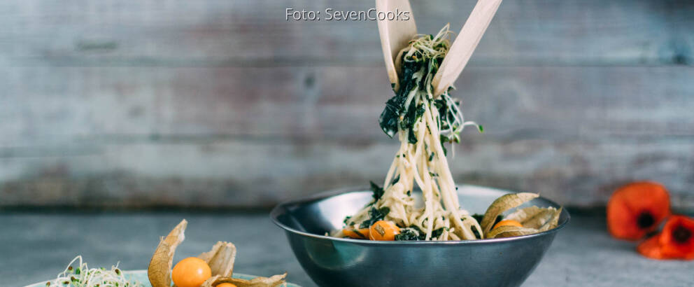 Veganes Rezept: Kohlrabi-Spaghetti-Salat mit Algen und Physalis