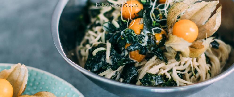 Veganes Rezept: Kohlrabi-Spaghetti-Salat mit Algen und Physalis