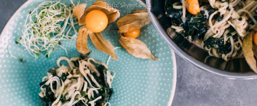Veganes Rezept: Kohlrabi-Spaghetti-Salat mit Algen und Physalis