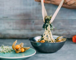 Veganes Rezept: Kohlrabi-Spaghetti-Salat mit Algen und Physalis